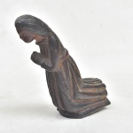NOSSA SENHORA DE JOELHOS. Imagem miniatura em madeira policromada. Alt.: 11,5cm. Brasil - séc. XVIII.
