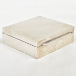 Caixa para cigarros quadrada em prata lisa 833mls contrastada. Medida: 10,5 X 10,5. Peso bruto: 250g.