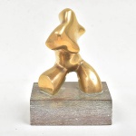 SONIA EBLING (1918-2006). "Torso", escultura em bronze dourado. Base em madeira. Alt.: 16cm. Assinada.