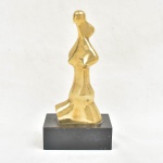 SONIA EBLING (1918-2006). "Torso", escultura em bronze dourado (múltiplo). Base em madeira. Alt.: 28,5cm. Assinada.