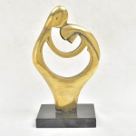 WELDEIR. "Amantes", escultura em bronze dourado. Base em granito negro. Alt.: 16,5cm. Assinada.