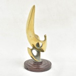 ASSINATURA ILEGÍVEL (BRASIL - SÉC. XX). "Raízes e Laços", escultura em bronze dourado. Base em madeira laqueada. Alt.: 26cm. Assinada. Década de 80.