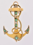 Antigo pendente com reversibilidade para broche no feitio de âncora envolvida com cabo filigranado em ouro 18k, 6 esmeraldas e 17 diamantes. Comp.: 4,5cm. Peso: 10g.