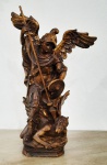 SÃO MIGUEL SUBJUGANDO O MAL. Escultura em madeira entalhada e patinada. Alt.: 18cm. Europa - séc. XX.