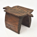 "Banquinho Tartaruga", móvel artesanal indígena esculpido em tronco de madeira. Alt.: 28,5cm. Medida do tampo: 44 X 31. Brasil - séc. XX.