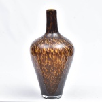 Vaso em vidro moldado, provavelmente de "Murano", decorado em marrom e bege rajado. Alt.: 48cm. (Em função da fragilidade, este lote só poderá ser enviado para fora do estado através de transportadora especializada).