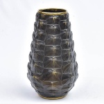 Antigo vaso no feitio de "abacaxi" em resina com pátina negra e detalhes em dourado. Alt.: 35cm.