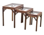 Três mesas retangulares de encaixe ditas "ninho" em madeira clara no estilo "Oriental". Tampos com vidro embutido. Pernas quadrangulares. Alt. da maior: 61cm. Medida do tampo da maior: 60 X 41.
