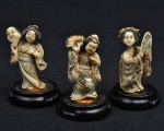 Três Netsukes em marfim policromado, representando "Personagens Teatrais - Gueixas com ventarolas e máscaras". Bases em vidro negro. Alt.: 4,5cm. Japão - 1900. Assinados.