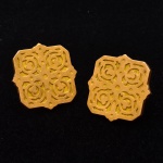 Par de botões franceses femininos de gala, quadrados com bordas onduladas, em ouro 18k contraste "Cabeça de Mercúrio" do séc. XIX. Decorado com arabescos em baixo relevo. Medida: 2,5 X 2,5. Peso: 7,5g.