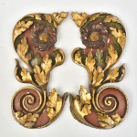 Par de raras talhas florais assimétricas estilo "Barroco" em cedro revestido com pátina policromada com folhagens realçadas a ouro. Medida: 57 X 27. Minas - séc. XVIII.