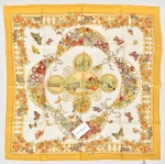 SALVATORE FERRAGAMO - ITALY. Versátil lenço italiano em seda com estampa floral, da famosa marca "Salvatore Ferragamo" . Medida: 84 X 84. Acompanha embalagem original.