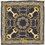 GUCCI. Versátil lenço italiano em seda estampada nas cores azul, dourado e negro, da famosa marca "Gucci". Medida: 86 X 86.
