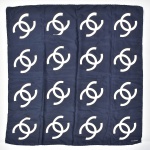 CHANEL - PARIS. Versátil lenço francês em seda estampada nas cores azul e branca, da famosa marca "Chanel". Medida: 86 X 86.