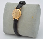 MIRAMAR. Relógio feminino suíço de pulso da marca "Miramar", modelo "17 Rubis". Caixa em ouro 18k - 750mls contrastado. Diâm. do mostrador: 2,5cm. Movimento a corda. Peso líquido de ouro: 5g. Funcionando.
