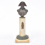 HANS MULLER (ALEMANHA, 1873-1937). "Busto do Imperador Napoleão", escultura miniatura em bronze patinado. Pedestal em mármore bege. Alt.: 19cm. Assinado. Artista com obras reproduzidas no "Berman Bronzes".