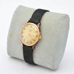 OMEGA. Relógio automático masculino suíço de pulso da marca "Omega" da década de 50. Caixa em aço e plaque d'or. Diâm.: 4cm. (Mecanismo necessitando de revisão).