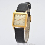 OMEGA. Relógio masculino suíço de pulso da marca "Omega" dos anos 60. Caixa em ouro 18k - 750mls contrastado. Movimento a corda. Medida: 2,6 X 2,6. Funcionando.