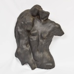 MARIO A. BRASINI (SÉC. XX). "Torso de Casal", escultura em resina patinada. Alt.: 48cm. Assinado.
