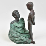 CHRISTINA MOTTA (SÃO PAULO, 1944). "Mulher e Criança", grupo escultórico em 2 corpos em bronze patinado. Alt.: 54cm. Assinado. Acompanha certificado de autenticidade emitido pela artista.