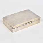 Caixa para cigarros ou charutos em prata italiana finamente guilhochada. Medida: 17 X 10. Peso líquido sem madeira: 330g.