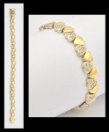 Delicada pulseira com 31 corações assimétricos em ouro 18k e ouro branco, ornamentada com 90 diamantes. Comp.: 17cm. Peso: 18,3g.