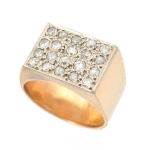 Suntuoso anel em ouro 18k com 20 diamantes. Medida da parte superior: 2,0 X 1,3. Aro: 31. Peso: 19,3g.