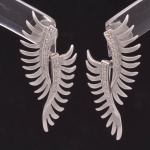 Par de brincos no feitio de "asas de pássaro" em ouro branco, decorado com 14 diamantes cada. Alt.: 4,0cm. Peso: 7,6g.