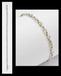 Delicada pulseira em ouro branco 18k - 750mls contrastado com elos no padrão "Gucci", decorada com 31 diamantes. Comp.: 17,5cm. Peso: 9,2g.