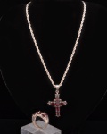 Conjunto de gargantilha torsade e anel em prata de lei, decorado com granadas ovais. Acompanha pendente crucifixo em prata 925mls contrastada. Comp. da gargantilha: 39cm. Medida do crucifixo: 3,0 X 2,5. Aro: 21.