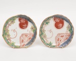 Par de covilhetes em porcelana chinesa com esmaltagem no padrão "Imari", circa 1900, decorado com flores e pássaros com predominância rouge de fer. Diâm.: 16cm. (Em função da fragilidade, este lote só poderá ser enviado para fora do estado através de transportadora especializada).