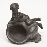 LOUIS ERNEST BARRIAS (FRANÇA, 1841-1905). "Garçon avec Corne D'Abondance", escultura em bronze patinado. Alt.: 15cm. Comp.: 17cm. Assinado e apresenta marca da fundição "F. Barbediene".