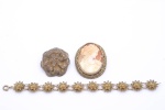 Antigo conjunto em prata portuguesa filigranada revestida em vermeil, composto de pulseira e 2 broches, sendo 1 com camafeu de dama. Comp. da pulseira: 20cm. Diâm. do broche flor: 4,0cm. Medida do camafeu: 6,0 X 4,0.