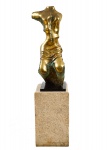 AGOSTINELLI, MARIO (1915 - 2000). "Vênus", magnífica escultura em bronze dourado. Alt.: 1,08m. Base em ferro pintado. Assinado. Acompanha base quadrada em mármore bege rajado. Alt.: 75cm. Medida da base: 45 X 45.