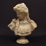 EMILIO FIASCHI (ITÁLIA, 1858-1941). "Donna Di Treccia", busto em alabastro. Alt.: 81cm. Assinado.