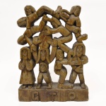 GTO - GERALDO TELES DE OLIVEIRA (1913-1990). "Pirâmide Humana", escultura em madeira vazada e entalhada. Alt.: 43cm. Comp.: 33cm. Assinado.