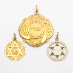 Três antigos pendentes em ouro 18k, sendo 2 no feitio de "Estrela de Davi", e o outro com flores lavradas. Diâm. do maior: 2,5cm. Peso: 4,4g.