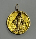 Antiga medalha em ouro 18k, decorada com imagem de "Nossa Senhora das Graças". Diâm.: 3,5cm. Peso: 15g. (Pequeno defeito no rosto da imagem).