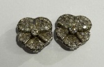 Par de magníficos brincos no feitio de "flor" em ouro branco e 86 diamantes, totalizando aproximadamente 1,80ct. Diâm.: 2,0cm. Peso: 9,4g.