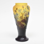 ÈMILE GALLÉ (FRANÇA-1900). Vaso balaústre art nouveau francês em vidro acidado decorado com ramos, f